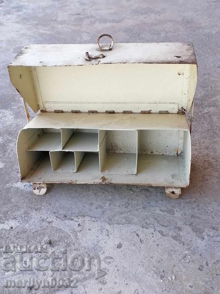 Доставка на Стара метална кутия аптечка за стар автомобил БЧК Доставка на Стара метална кутия аптечка за стар автомобил БЧК