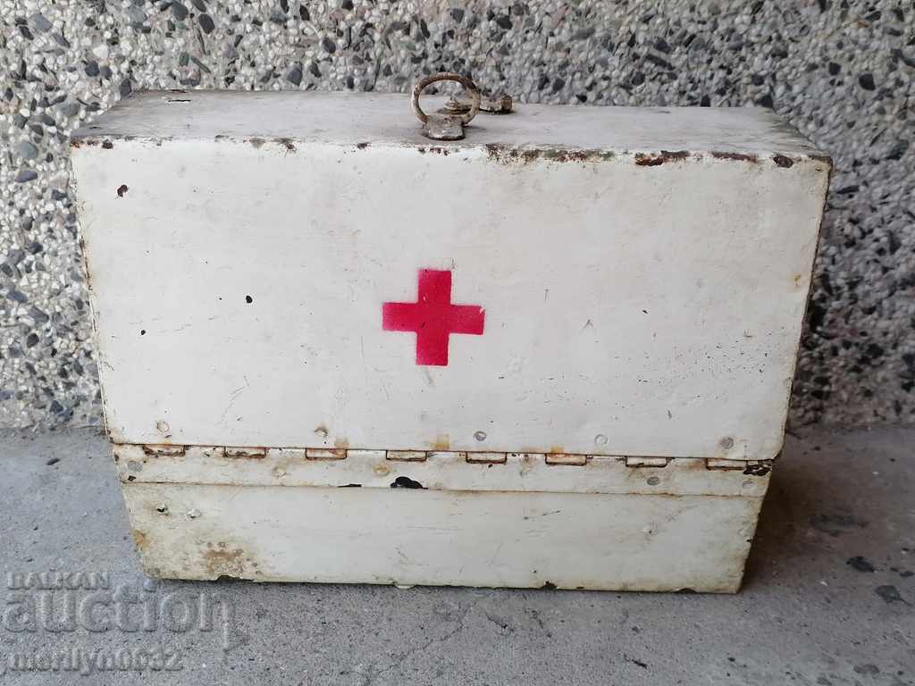 Стара метална кутия аптечка за стар автомобил БЧК - 5 Стара метална кутия аптечка за стар автомобил БЧК - 5