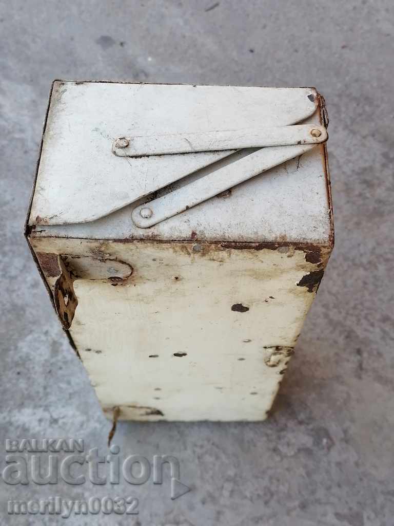 Стара метална кутия аптечка за стар автомобил БЧК - 6 Стара метална кутия аптечка за стар автомобил БЧК - 6