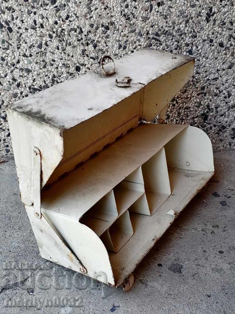 Стара метална кутия аптечка за стар автомобил БЧК - 7 Стара метална кутия аптечка за стар автомобил БЧК - 7