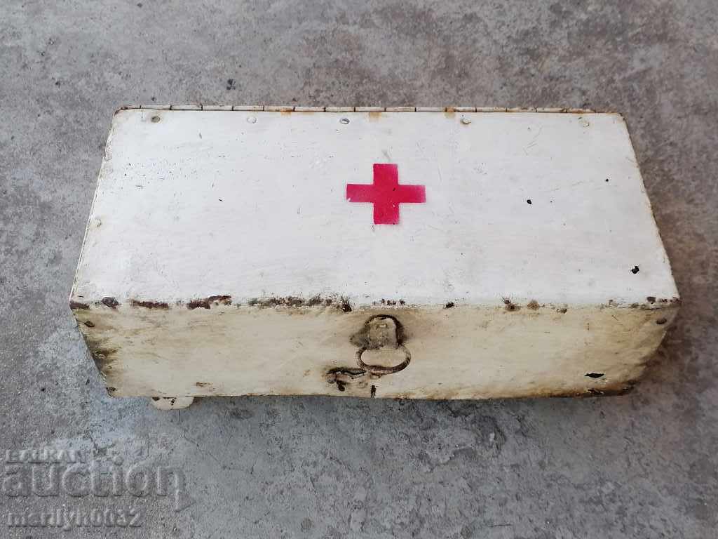 Παλιό μεταλλικό κουτί πρώτων βοηθειών για ένα παλιό αυτοκίνητο BCHK
