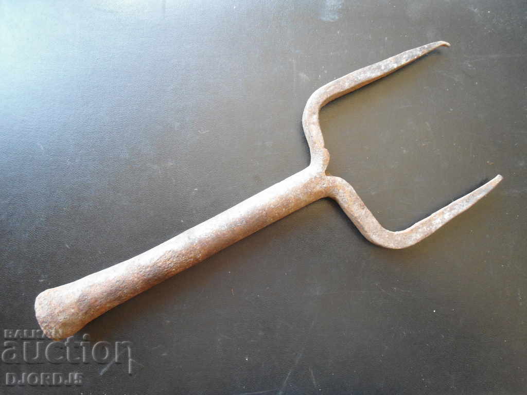 An old anvil with price 6.00 BGN | € 3.07 An old anvil with price 6.00 BGN | € 3.07