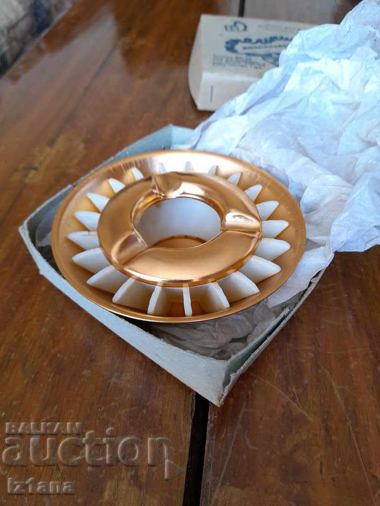 Old souvenir ashtray, souvenir with price 30.00 BGN | € 15.34 Old souvenir ashtray, souvenir with price 30.00 BGN | € 15.34