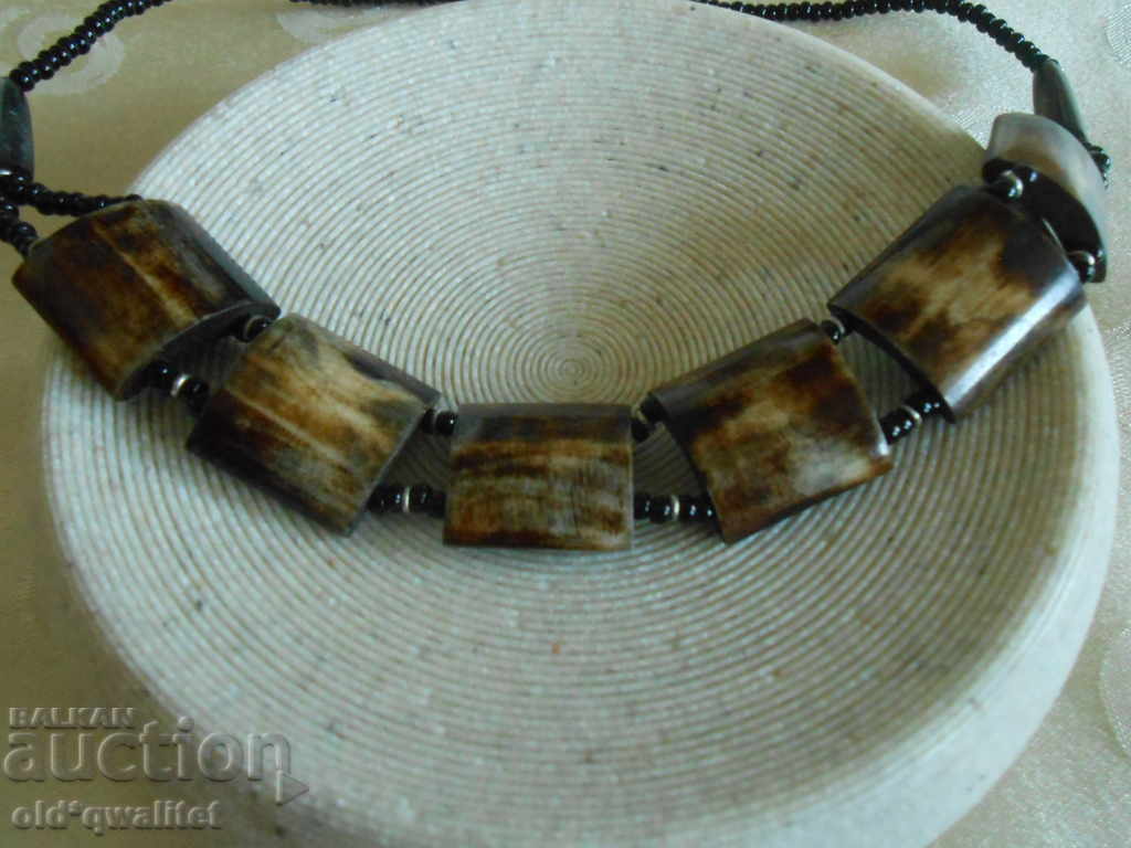 Κολιέ από οστά, πολύ πριν από το 1989. με τιμή 97.00 BGN | € 49.60 Κολιέ από οστά, πολύ πριν από το 1989. με τιμή 97.00 BGN | € 49.60