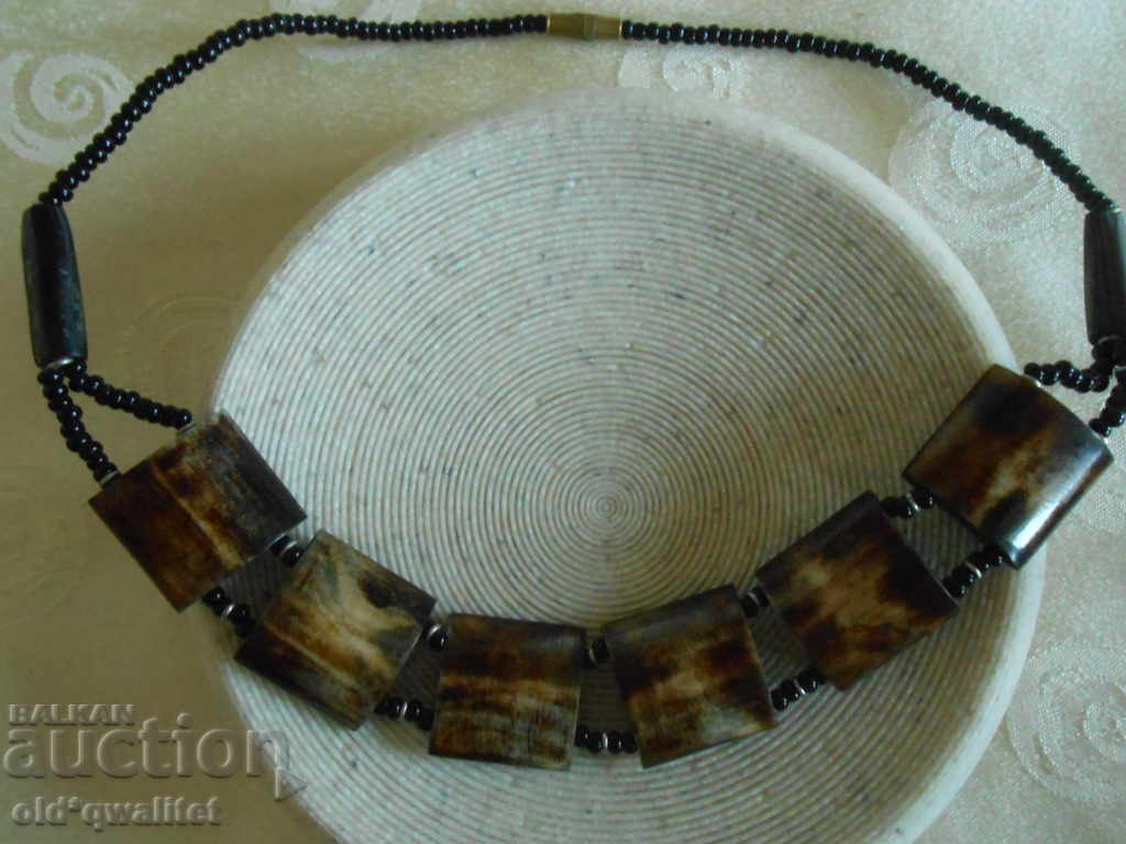 Δημοπρασία Κολιέ από οστά, πολύ πριν από το 1989. Δημοπρασία Κολιέ από οστά, πολύ πριν από το 1989.