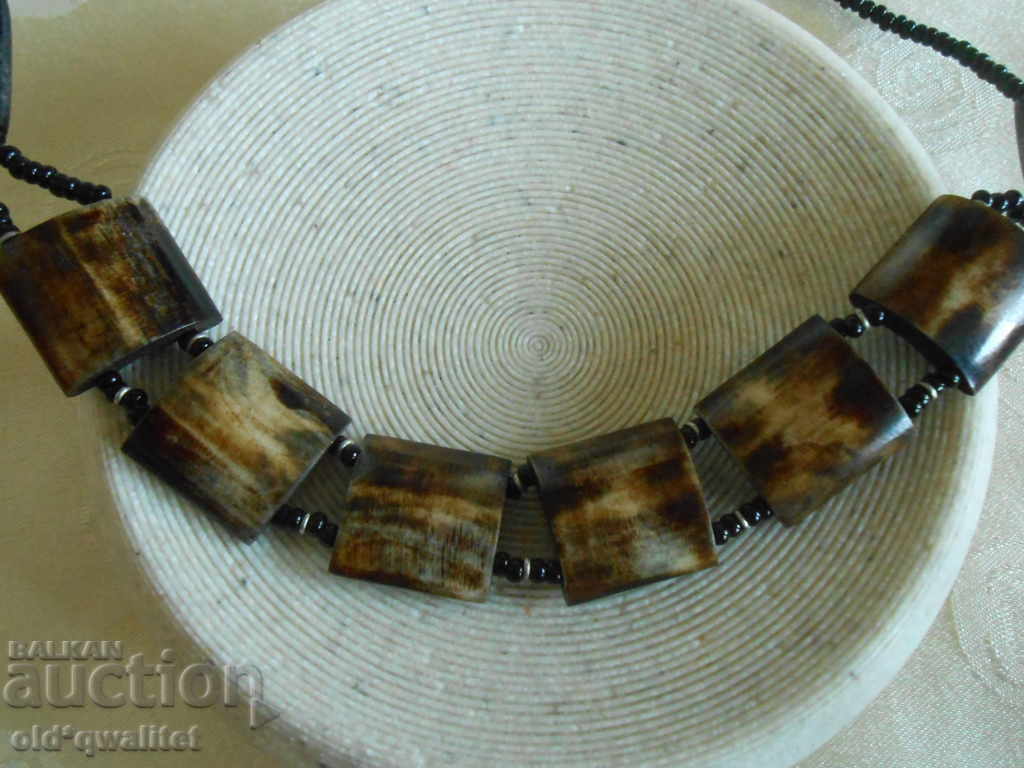 Παράδοση Κολιέ από οστά, πολύ πριν από το 1989. Παράδοση Κολιέ από οστά, πολύ πριν από το 1989.