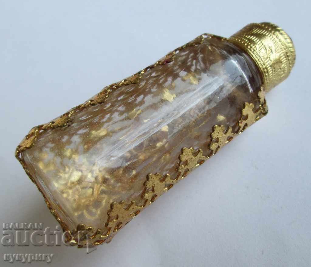 Παράδοση Παλαιό αντίκα μπουκάλι αρώματος με στολίδια και επιχρύσωση Παράδοση Παλαιό αντίκα μπουκάλι αρώματος με στολίδια και επιχρύσωση