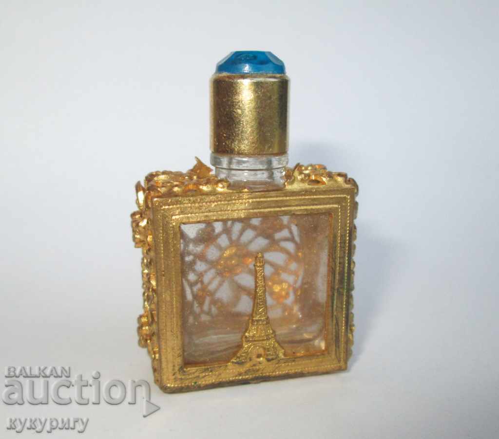 O sticlă de parfum veche, cu ornamente din Turnul Eiffel