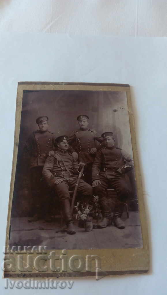 Φωτογραφία Στρατιώτες και λοχίας με ένα ξίφος Χαρτόνι