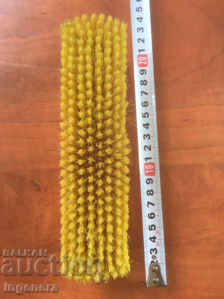 NOI PERIE DE ÎMBRĂCĂMINTE RETRO cu preț 4.00 BGN | € 2.05 NOI PERIE DE ÎMBRĂCĂMINTE RETRO cu preț 4.00 BGN | € 2.05