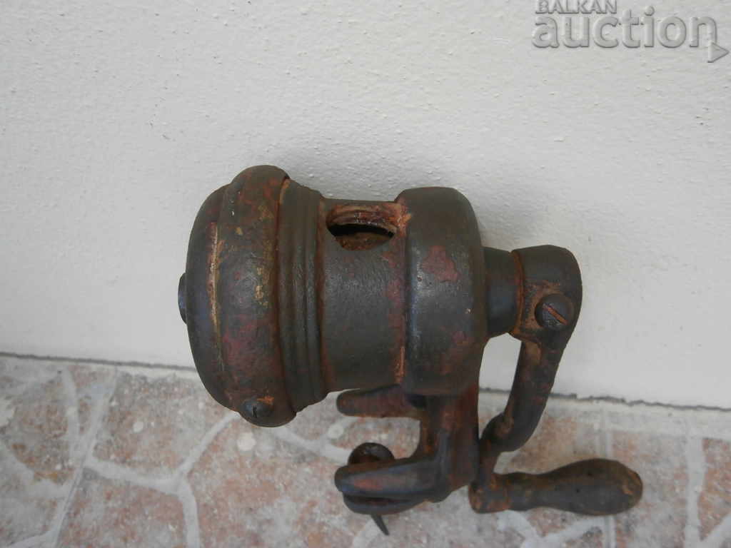antique cast iron mill mill with price 41.00 BGN | € 20.96 antique cast iron mill mill with price 41.00 BGN | € 20.96