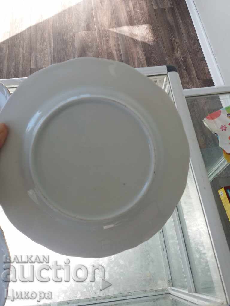 Delivery of PORCELAIN SERVICE PORCELAIN PLATES-7pcs. Delivery of PORCELAIN SERVICE PORCELAIN PLATES-7pcs.