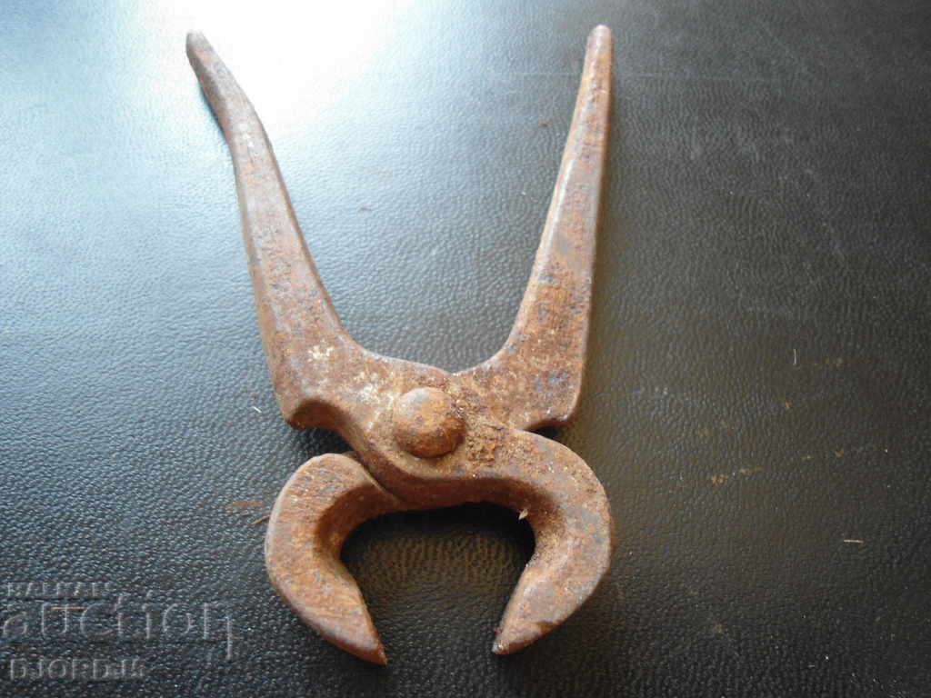 Old little pliers with price 4.00 BGN | € 2.05 Old little pliers with price 4.00 BGN | € 2.05