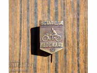 Παλιά Ρωσική μοτοσικλετίστρια μπρούτζινη κονκάρδα σήμα μηχανής μοτοκρός