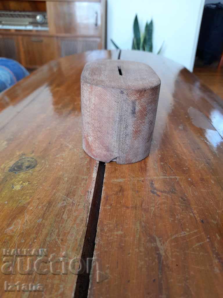 Delivery of Old wooden box Delivery of Old wooden box