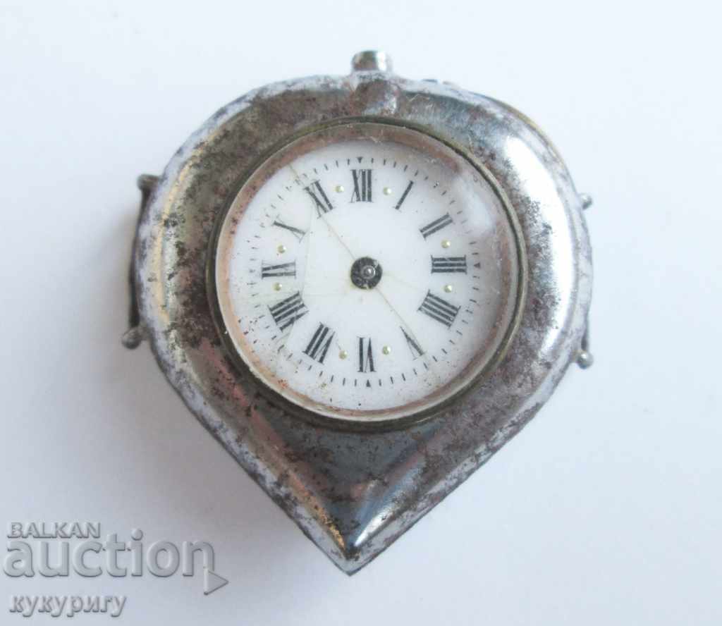 Стар дамски ръчен часовник от първите модели форма на сърце