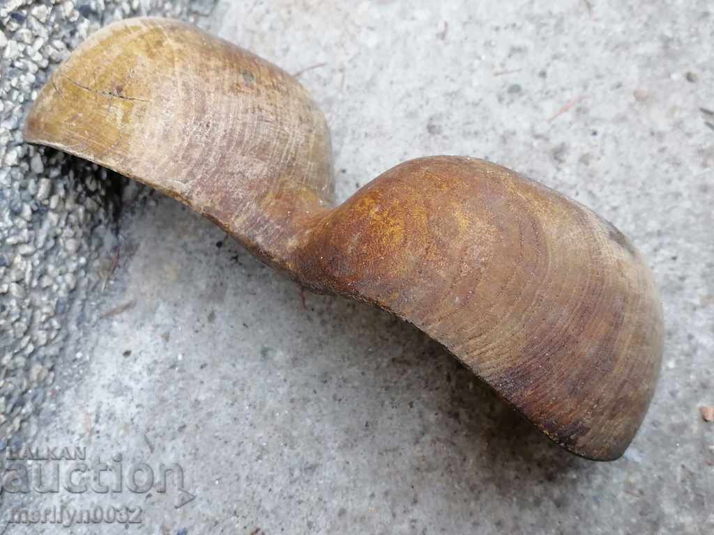 Auction An old wooden salon, a salt pan with a spoon, the wooden one Auction An old wooden salon, a salt pan with a spoon, the wooden one