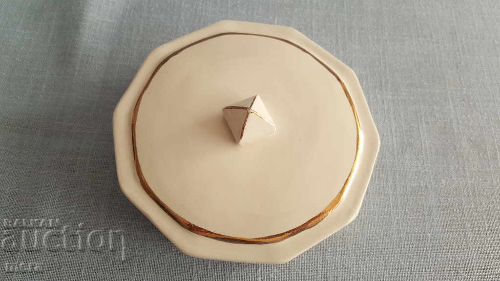 Polygonal porcelain jeweler with price 25.00 BGN | € 12.78 Polygonal porcelain jeweler with price 25.00 BGN | € 12.78