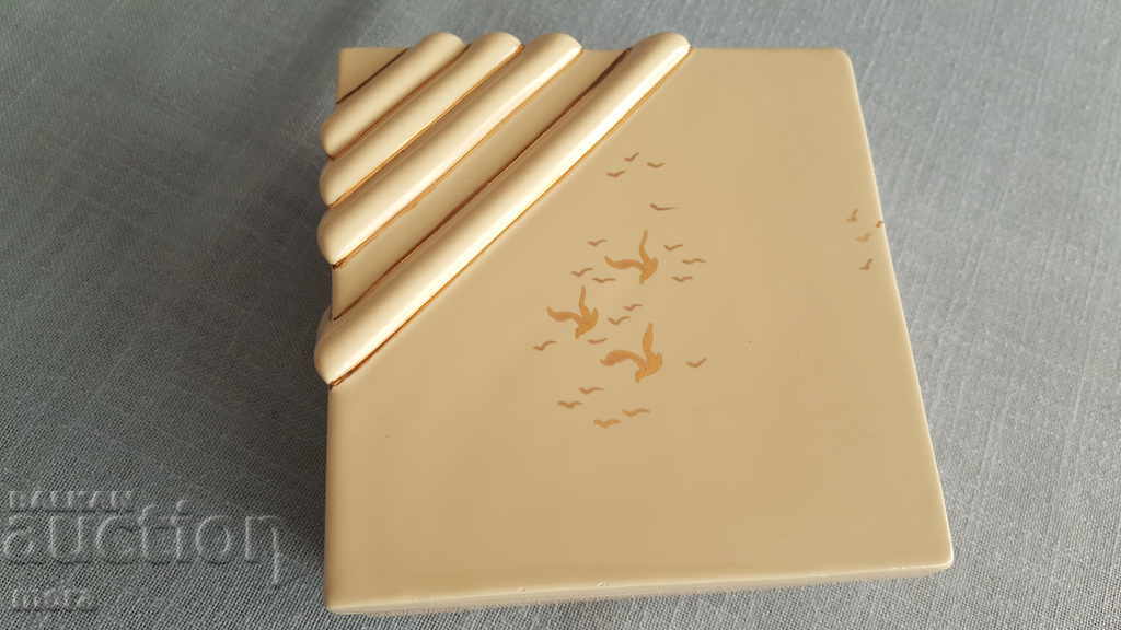 Large porcelain box with price 28.00 BGN | € 14.32 Large porcelain box with price 28.00 BGN | € 14.32