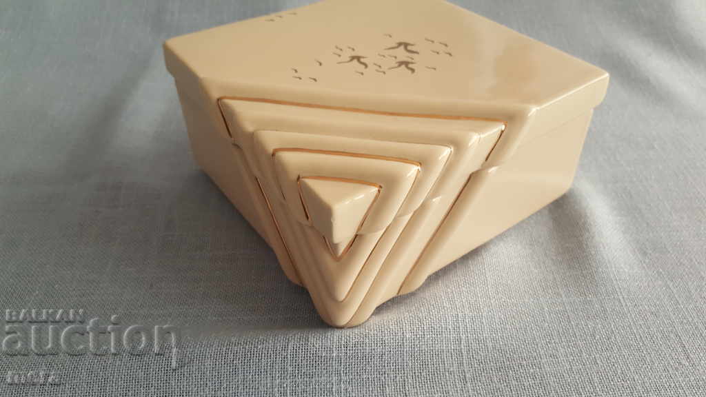 Auction Large porcelain box Auction Large porcelain box