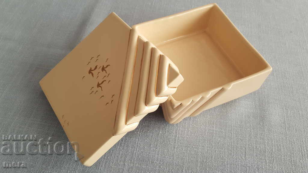 Delivery of Large porcelain box Delivery of Large porcelain box