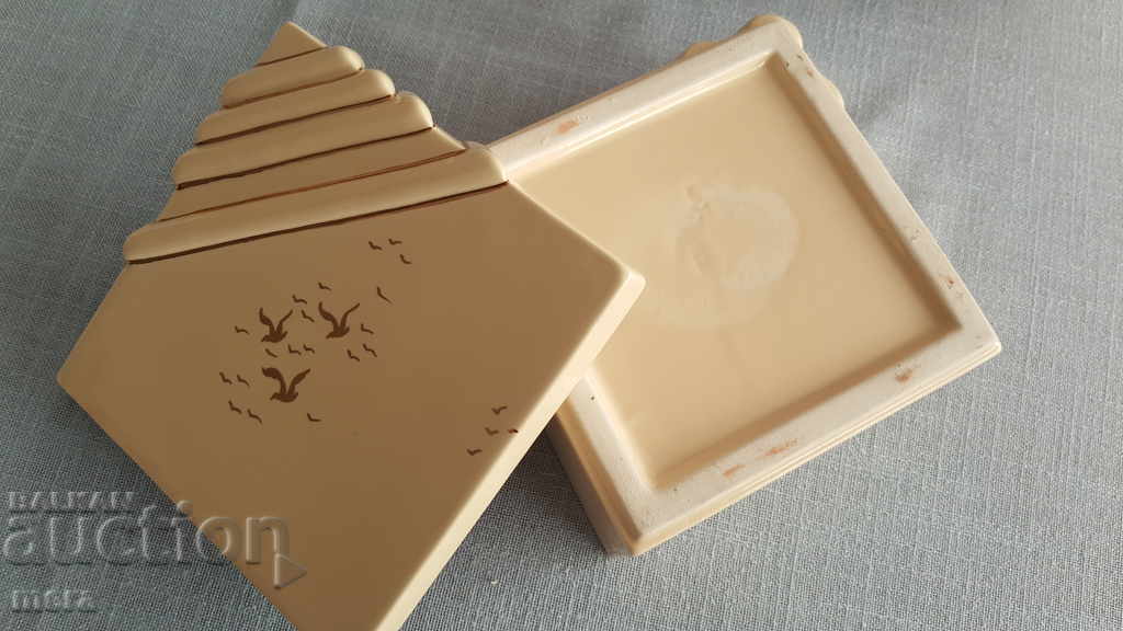 Large porcelain box - 6 Large porcelain box - 6