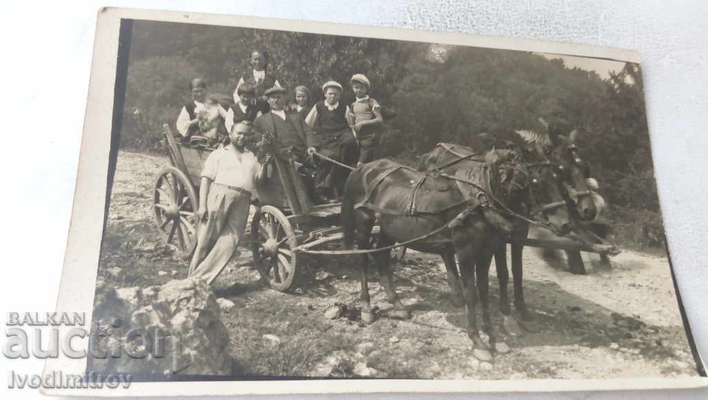 Photo Men and women with a horse-drawn carriage
