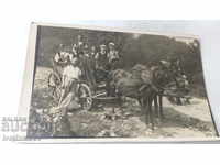 Снимка Мъже и жени с конска каруца