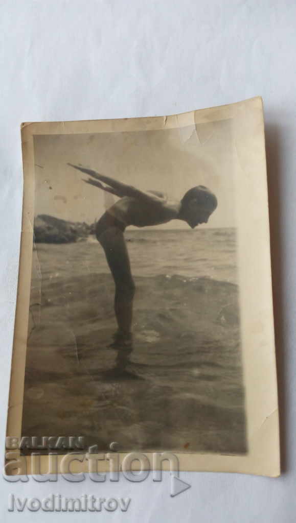 Снимка Момче се готви за скок в морето