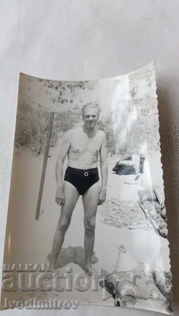 Fotografie de bărbat în costum de baie pe plajă