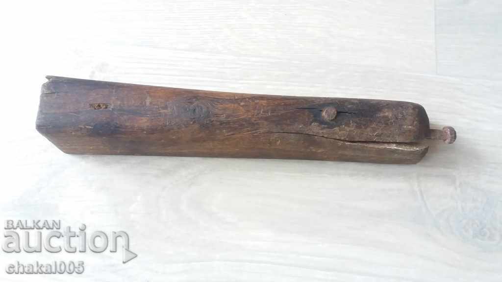 Ημι-καταφύγιο από παλιό κυνηγετικό καταφύγιο με τιμή € 10.00 | 19.56 BGN