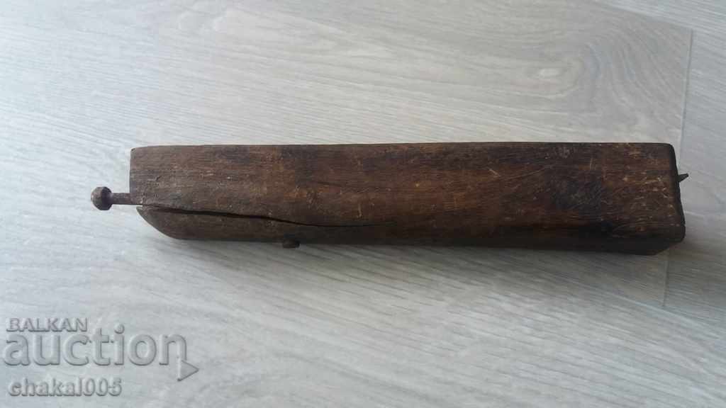 Licitație Semi-cabană dintr-o veche cabană de vânătoare Licitație Semi-cabană dintr-o veche cabană de vânătoare