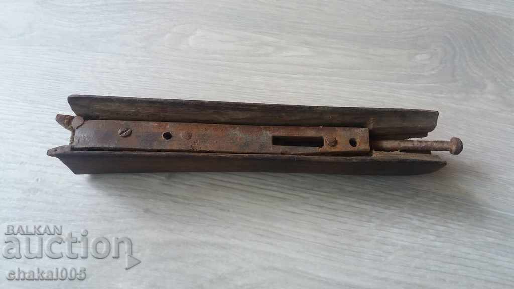 Semi-cabană dintr-o veche cabană de vânătoare Semi-cabană dintr-o veche cabană de vânătoare