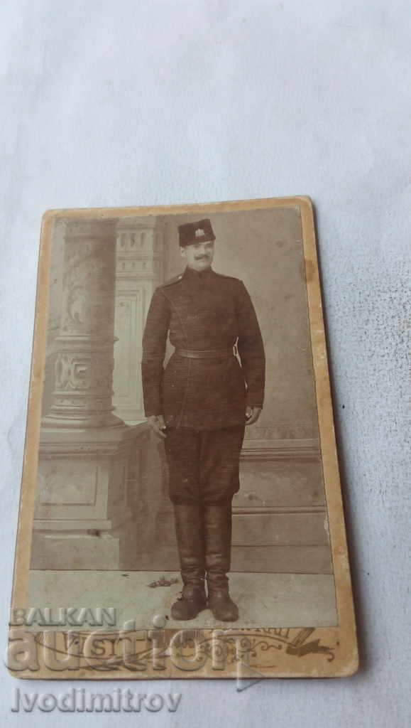 Φωτογραφικός στρατιώτης με ένα καπέλο από χαρτόνι