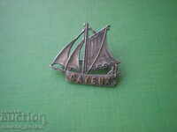 Silver-plated sailboat brooch beauty and style.