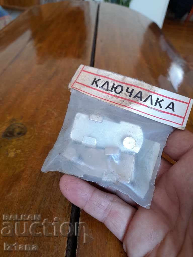 Δημοπρασία Παλιά κλειδαριά για τριγωνικό παράθυρο αυτοκινήτου, γυαλί Δημοπρασία Παλιά κλειδαριά για τριγωνικό παράθυρο αυτοκινήτου, γυαλί