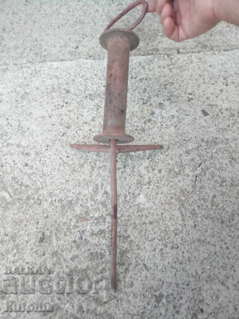 An old iron appliance with price 9.99 BGN | € 5.11 An old iron appliance with price 9.99 BGN | € 5.11
