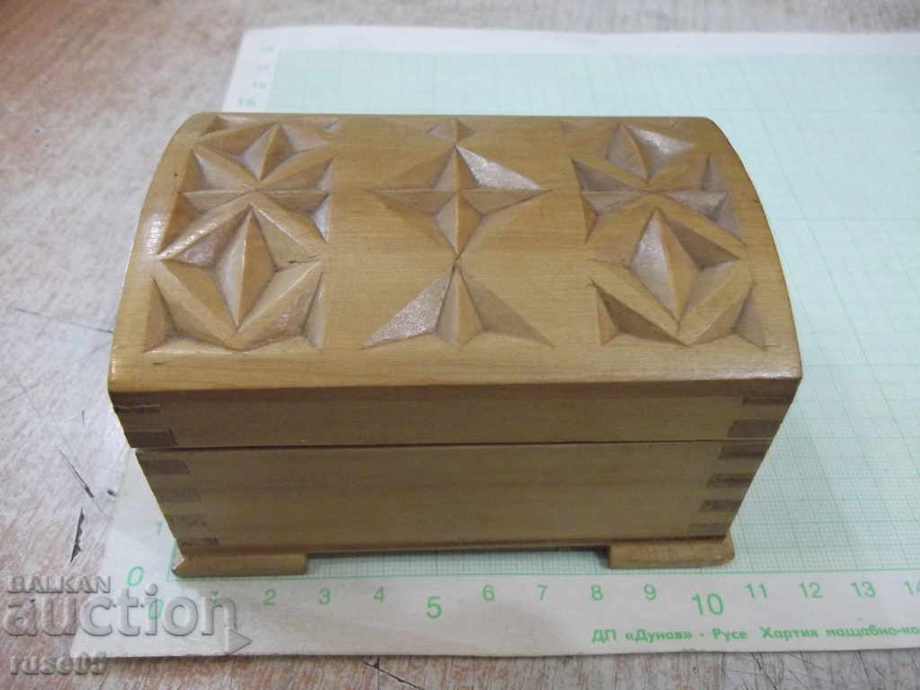 cutie de lemn sculptat