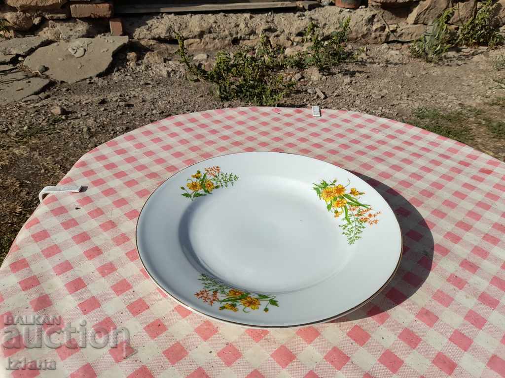 An old porcelain dish with price 9.00 BGN | € 4.60 An old porcelain dish with price 9.00 BGN | € 4.60