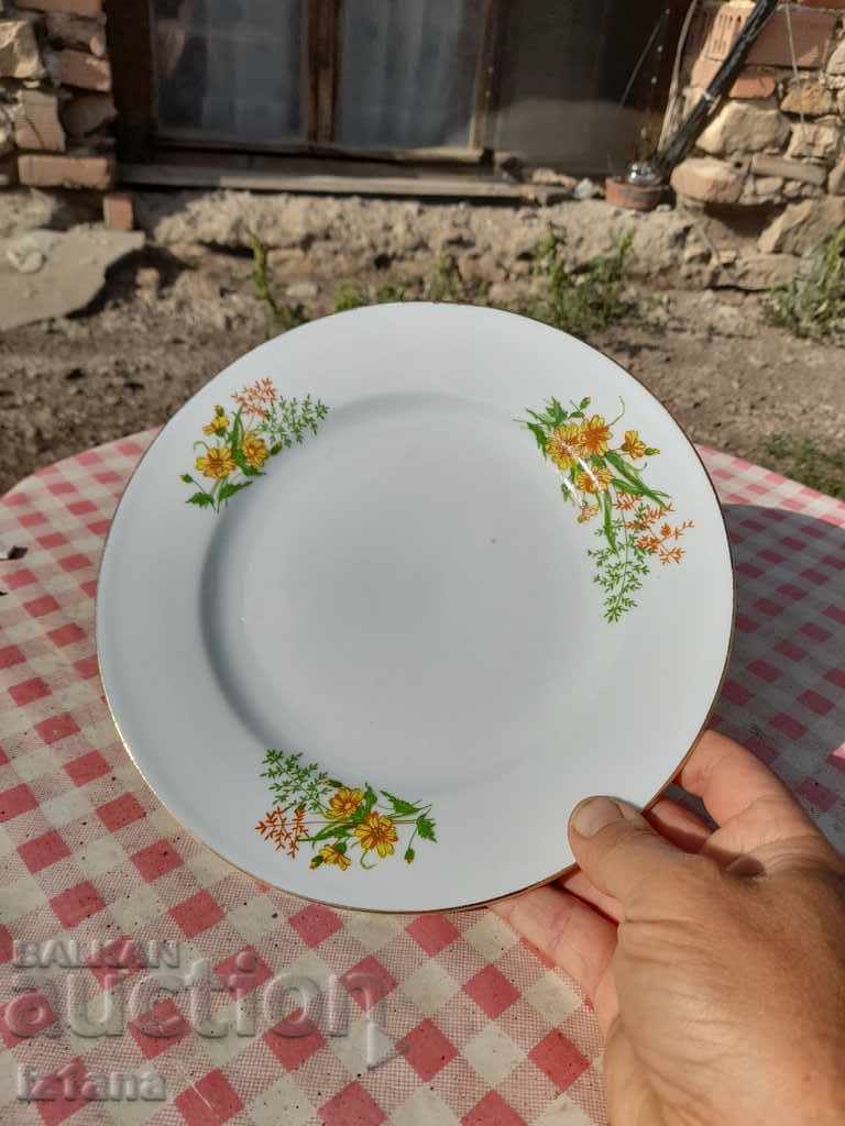 Auction An old porcelain dish Auction An old porcelain dish