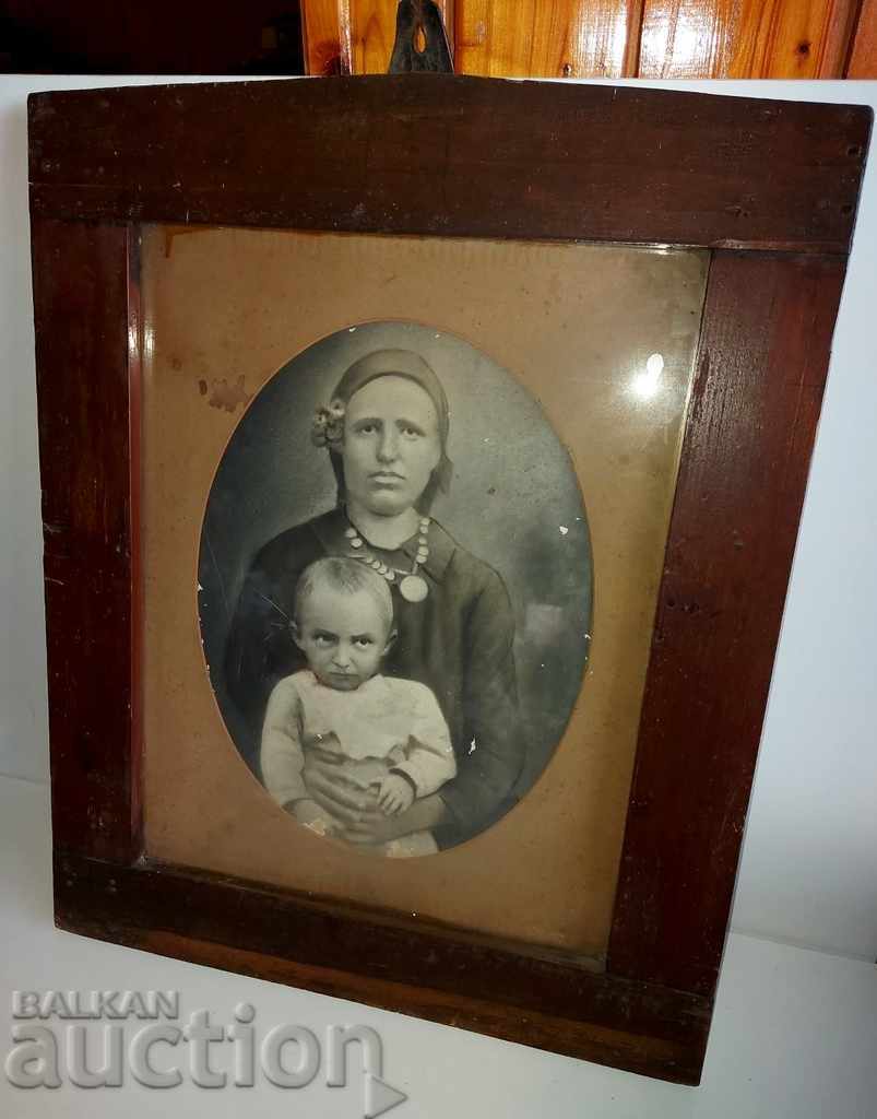 BEGINNING OF THE 20TH CENTURY LARGE PHOTO FRAME MOTHER WITH CHILD PHOTOGRAPHY