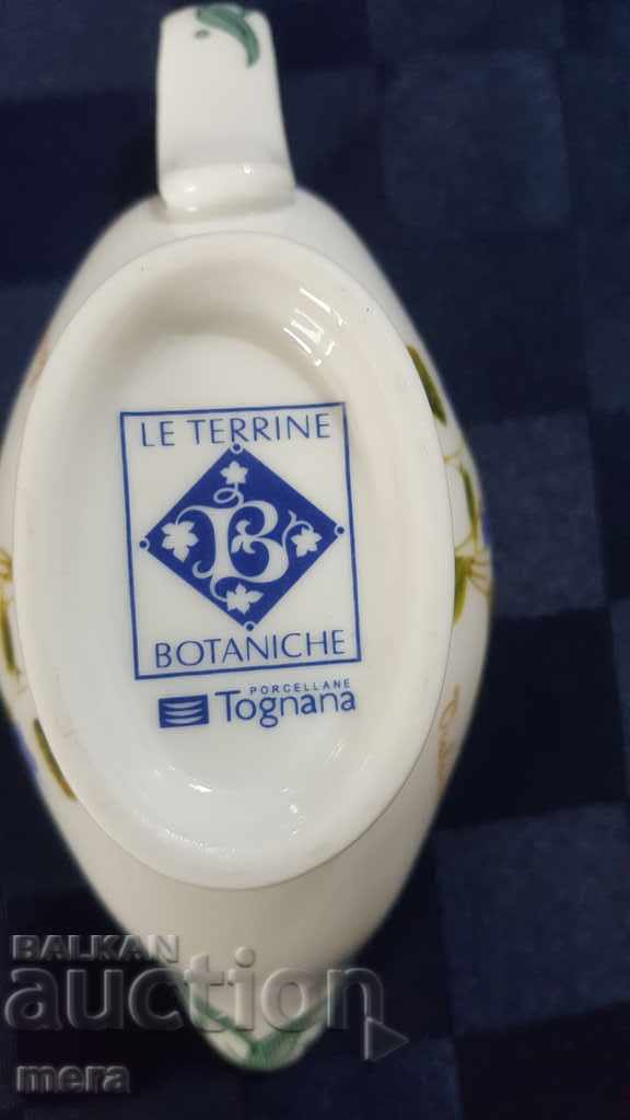 Delivery of A small porcelain saucer Delivery of A small porcelain saucer