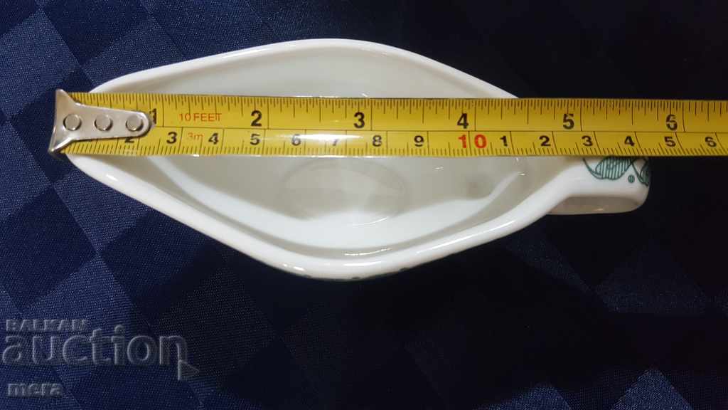 A small porcelain saucer - 5 A small porcelain saucer - 5