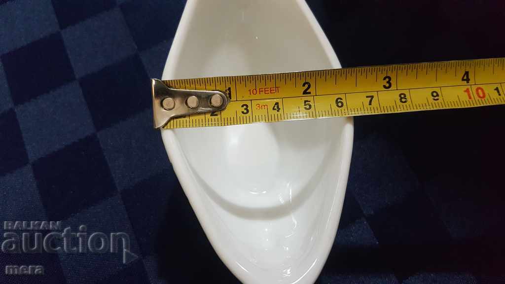 A small porcelain saucer - 6 A small porcelain saucer - 6