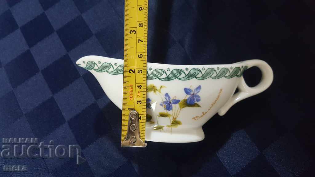 A small porcelain saucer - 7 A small porcelain saucer - 7