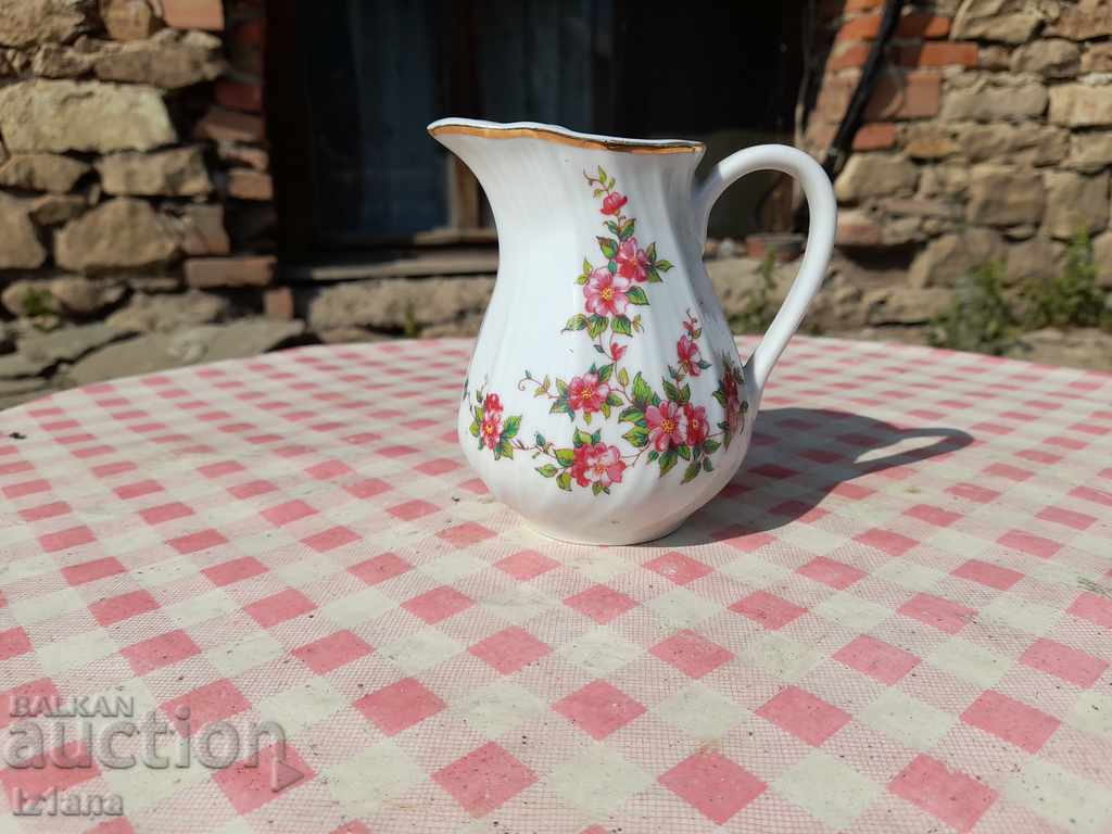 Auction An old porcelain jug, a jug Auction An old porcelain jug, a jug