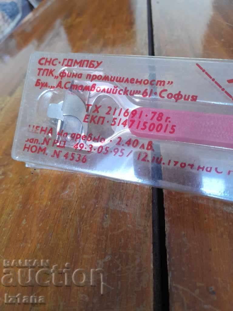 Auction  An old universal opener