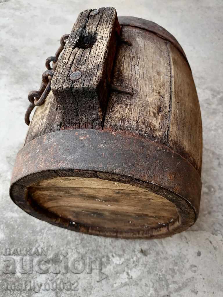 Auction  Old bucket, flask, barrel, crank, wooden