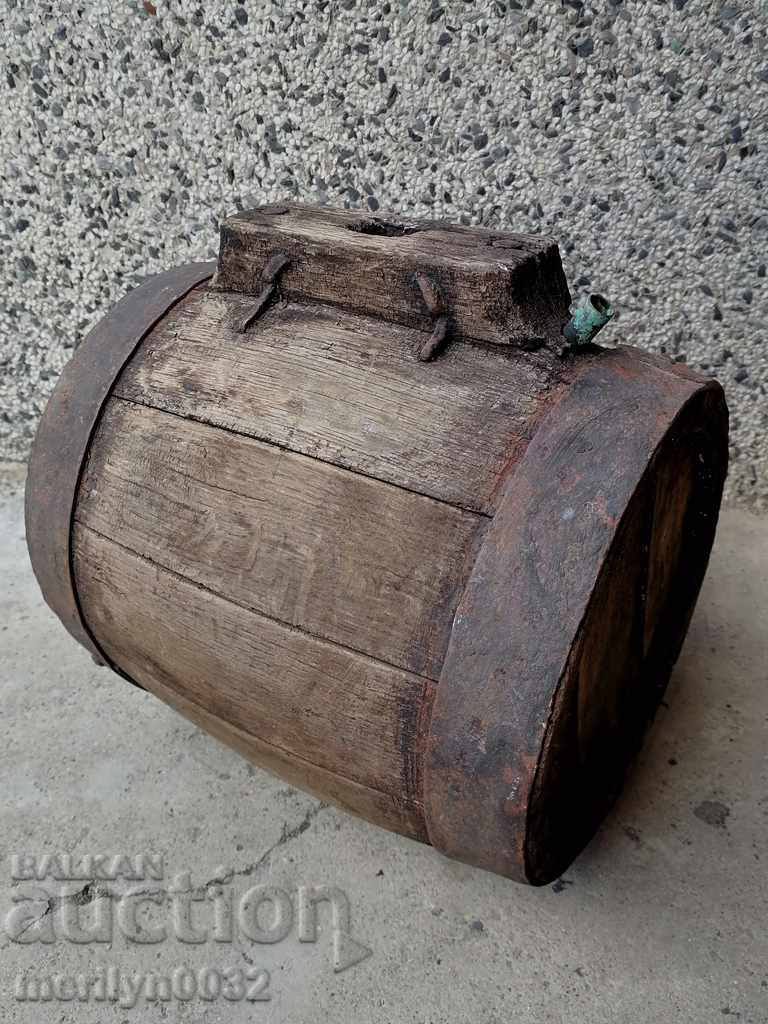 Delivery of Old bucket, flask, barrel, crank, wooden