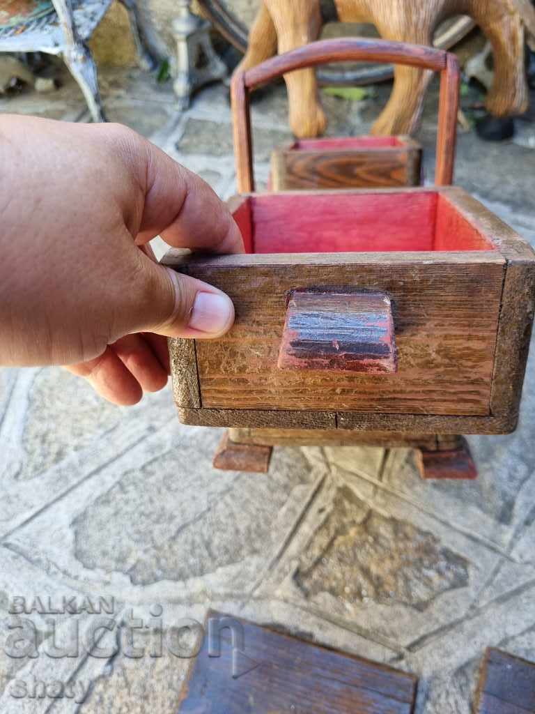Delivery of Old dressing table. Wooden locker Delivery of Old dressing table. Wooden locker